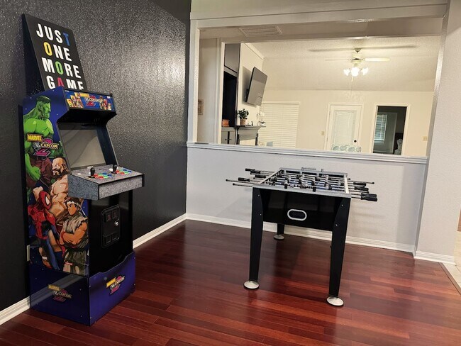 Building Photo - 105 Sky Country Dr