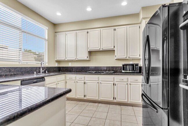 Building Photo - Beautiful 3 Bedroom/2.5 bath  detached hom...