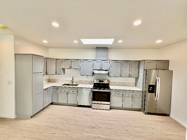 Primary Photo - 859 W 43rd Pl