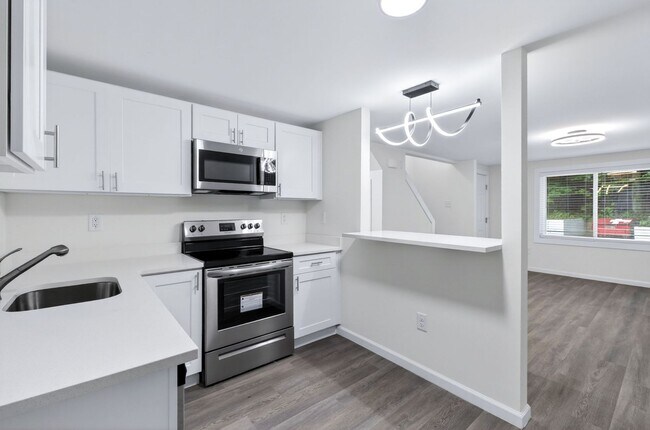 Building Photo - Newly Renovated 2 bedroom Condos!