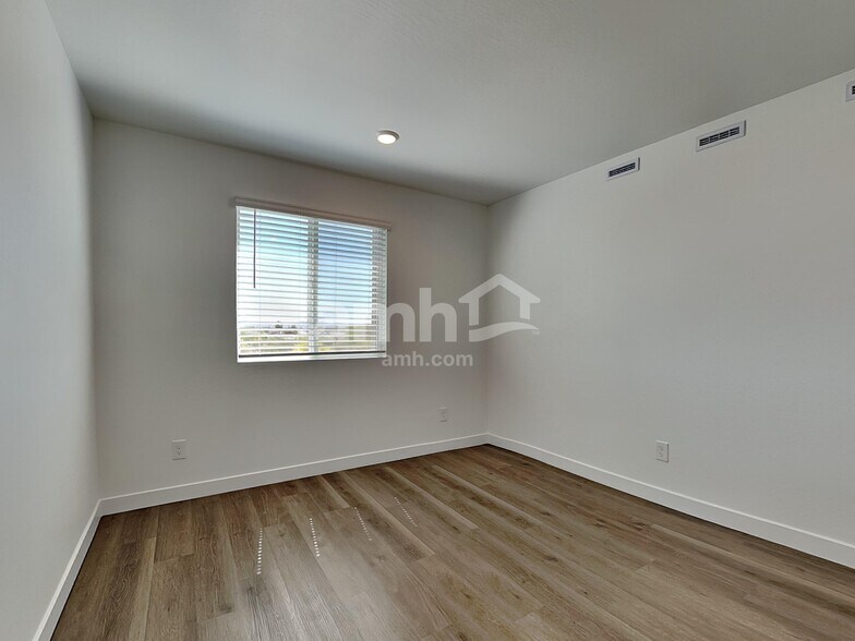 Building Photo - 20177 W Thomas Rd