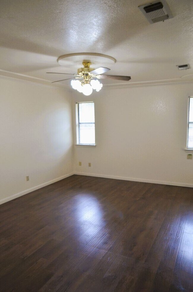 Building Photo - Country setting... on 2.69 acres!