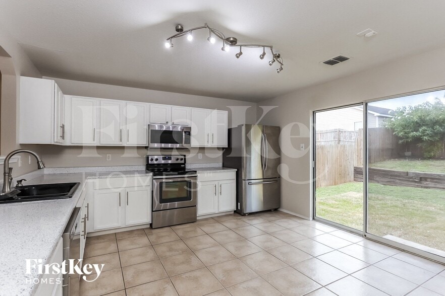 Building Photo - 111 Quince Flower