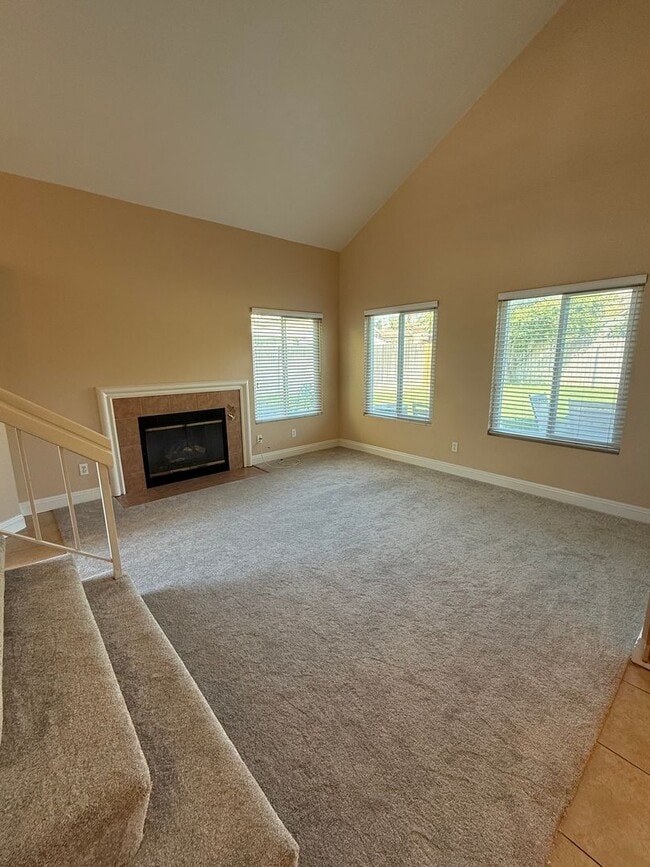 Building Photo - Lovely 3 bed  2 1/2 bath