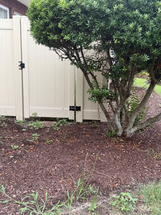 Building Photo - Lovely 2 Bedroom 2.5 Bathroom Located in V...