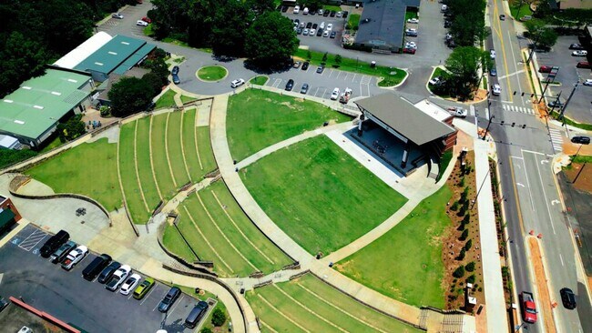 Building Photo - 127 Swanee Ln