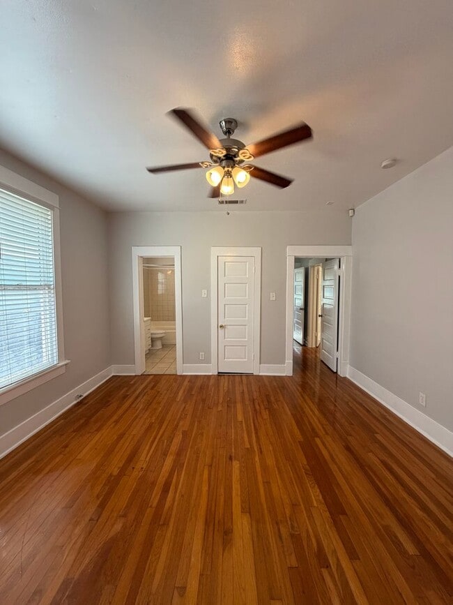 Building Photo - Stylish 2/2 Bungalow with Modern Kitchen & Spacious Backyard