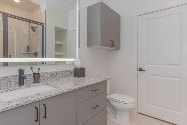 Building Photo - Stylish Houston Apartment | $99 Move-In!