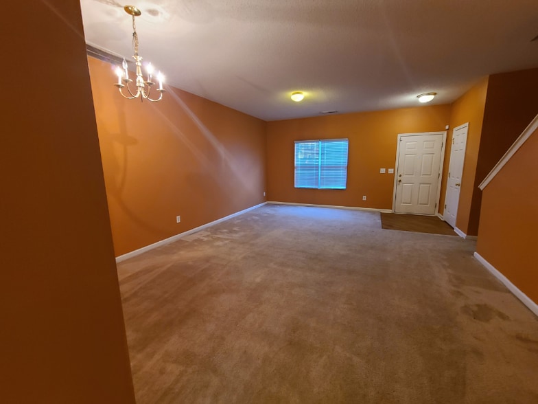 Building Photo - 107 Queensberry Ct