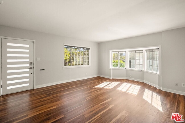 Building Photo - 2939 Oakhurst Ave