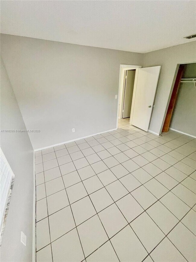 Building Photo - 5532 SW 22nd St