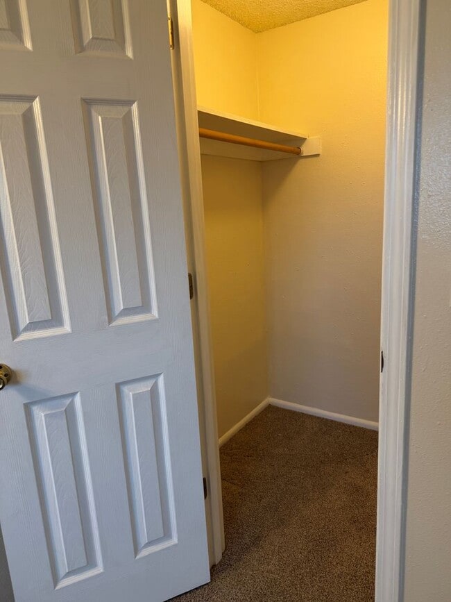 Building Photo - Second floor unit