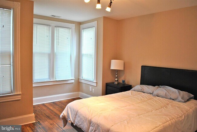 Building Photo - 127 10th St SE