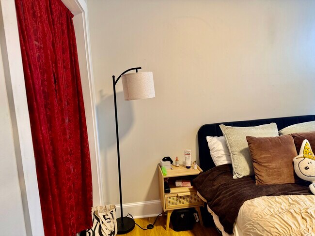 Building Photo - 829-833 Beacon Unit 504