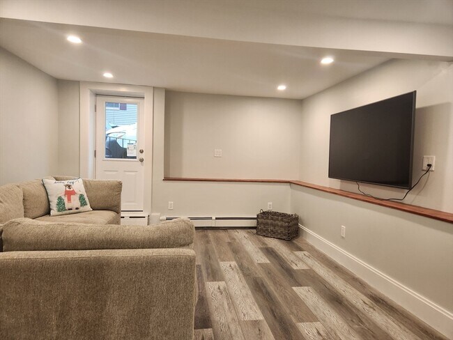 Building Photo - 150 Centre St