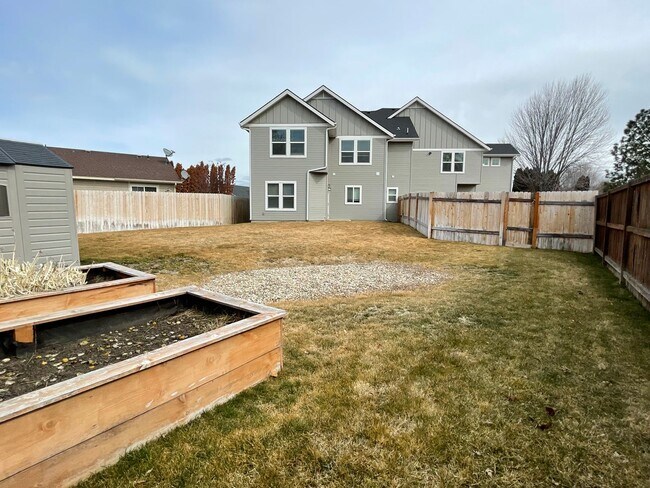 Building Photo - Beautiful3 bed 2,5 bath townhouse in Garden City