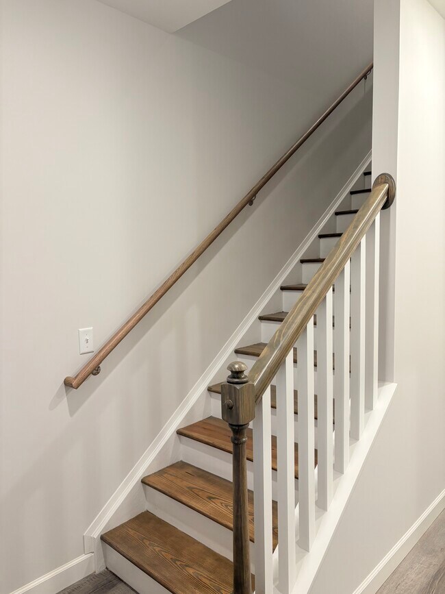 Building Photo - 870 Rodeo Ln