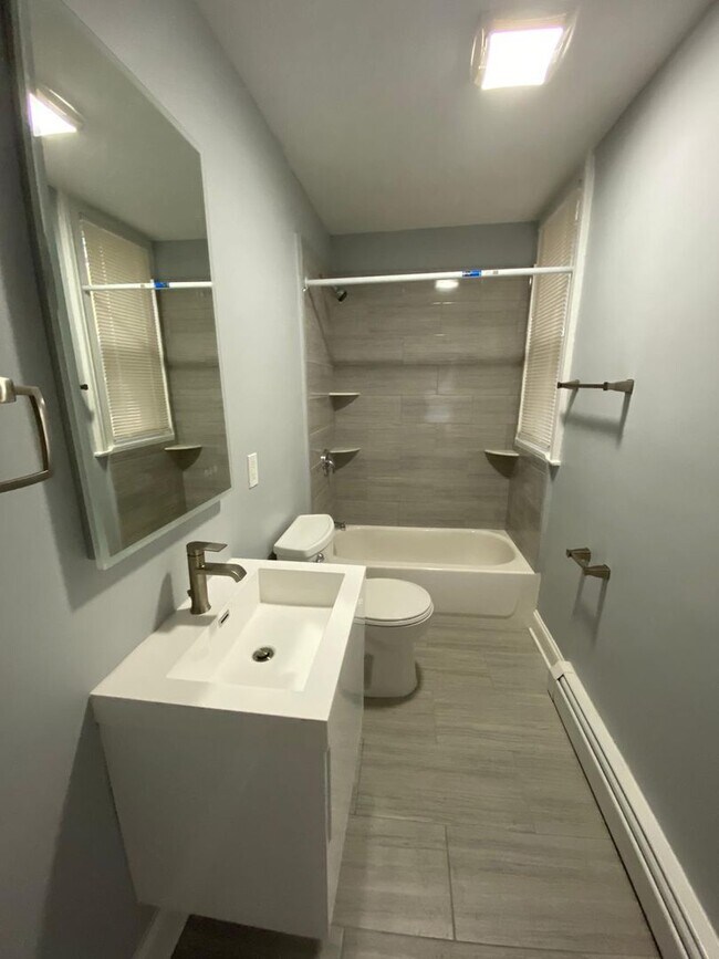 Building Photo - 378 Orchard St