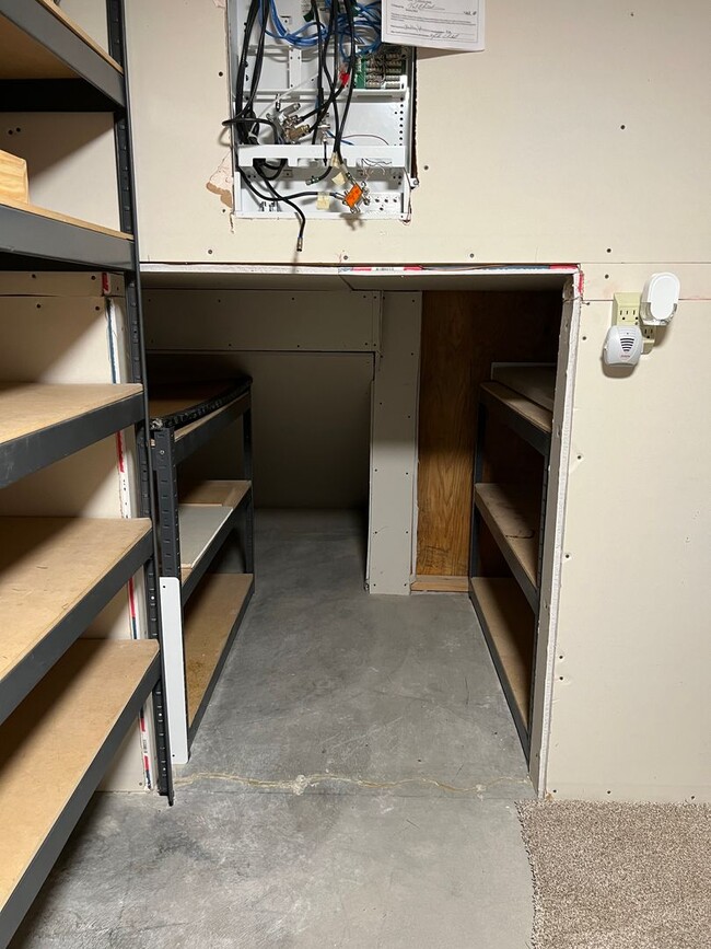 Building Photo - **$100 OFF FIRST MONTHS RENT IF A LEASE IS...