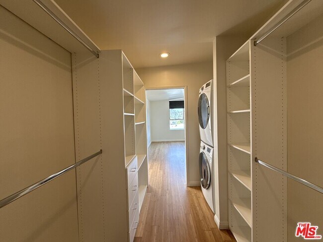 Building Photo - 2243 Silver Ridge Ave