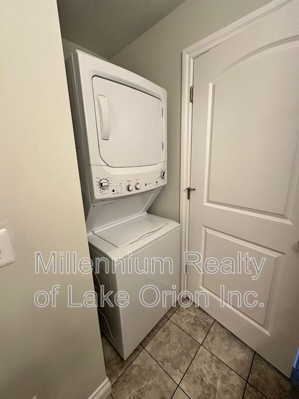 Building Photo - 2 Pleasant St