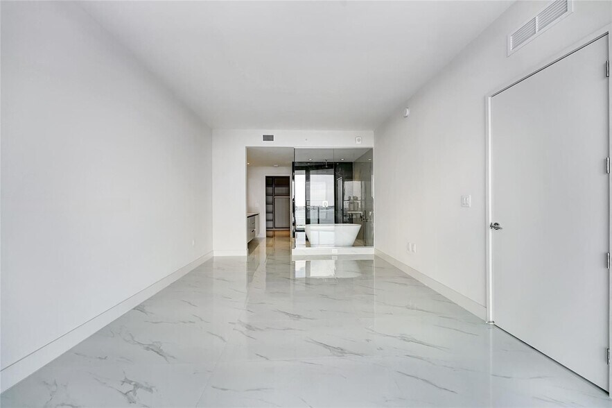 Building Photo - 700 NE 24th St