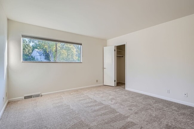 Building Photo - 4452 W Pondview Dr