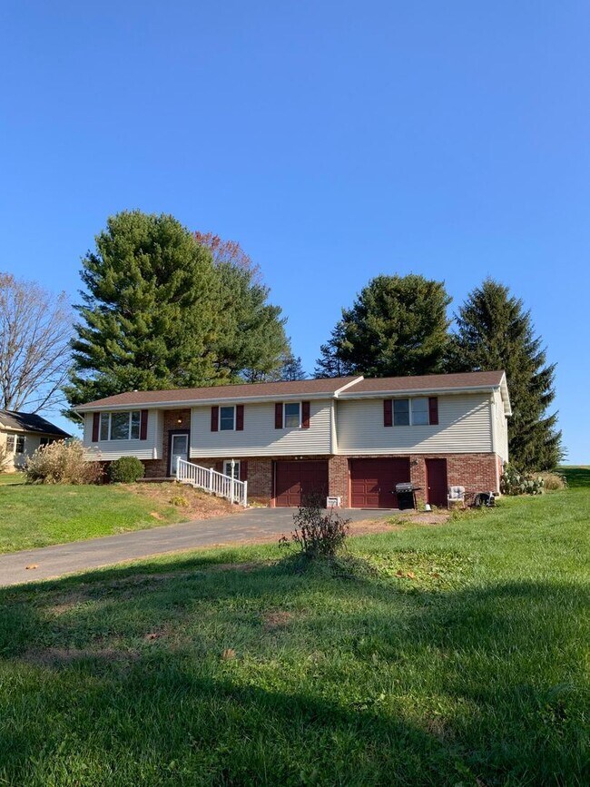 Primary Photo - 5 br, 3 bath House - 35 CINDER RD