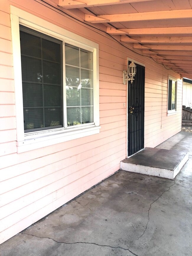 Building Photo - Charming home in center of town