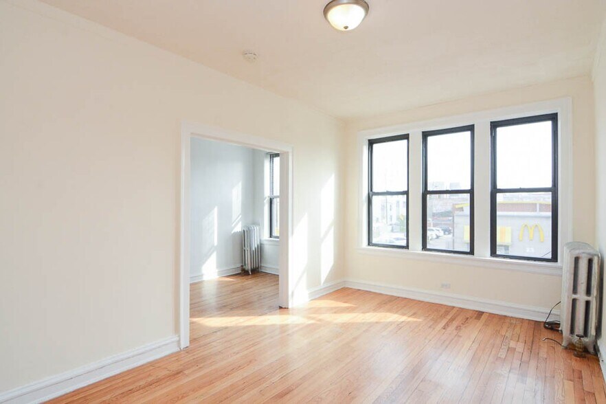 Building Photo - 2704 N Sawyer Ave