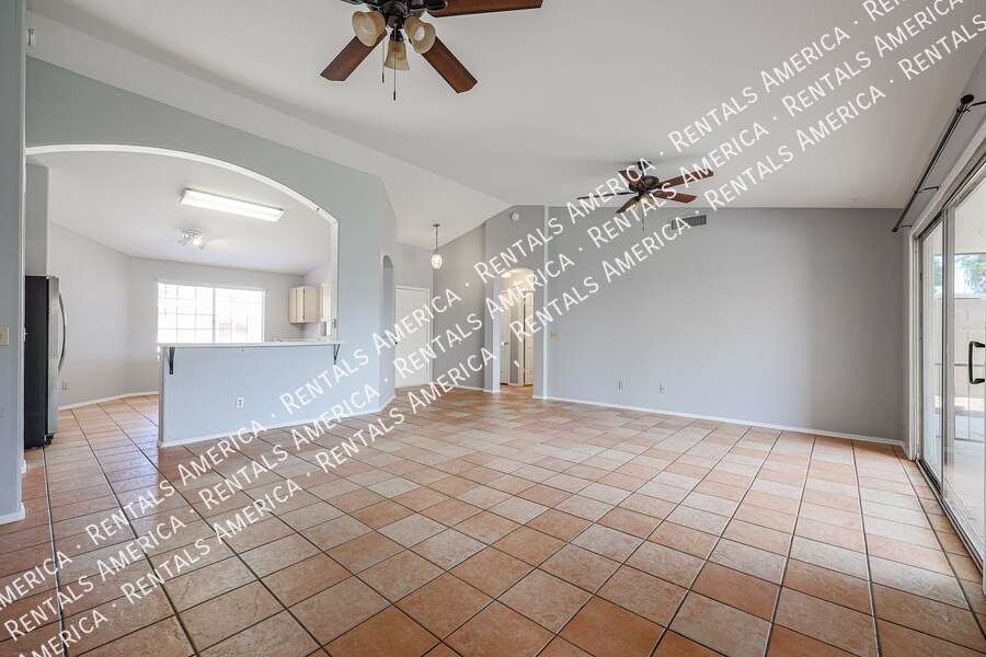 Building Photo - 5515 E Farmdale Ave