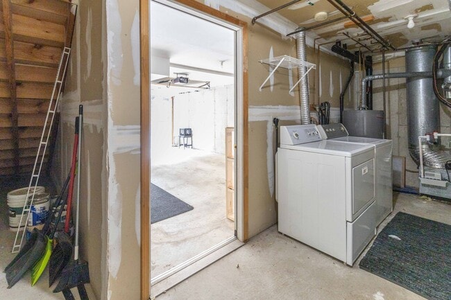 Building Photo - Multi Level Updated 2 Bedroom Condo