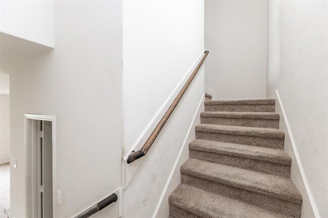 Building Photo - 541 Amberwood Pk Dr
