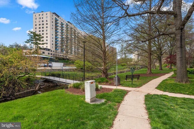 Building Photo - 10101 Grosvenor Pl