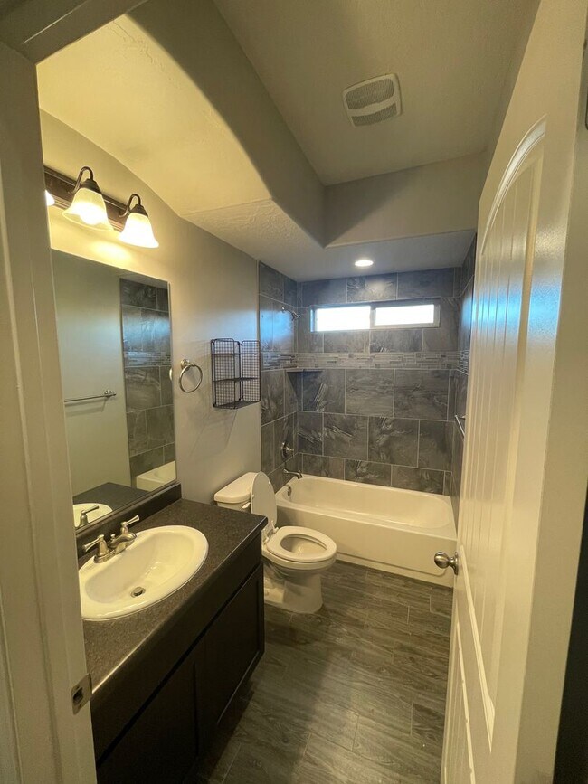 Building Photo - Home in Hayden Estates 3 bedroom, 2 bath with a 3 car garage