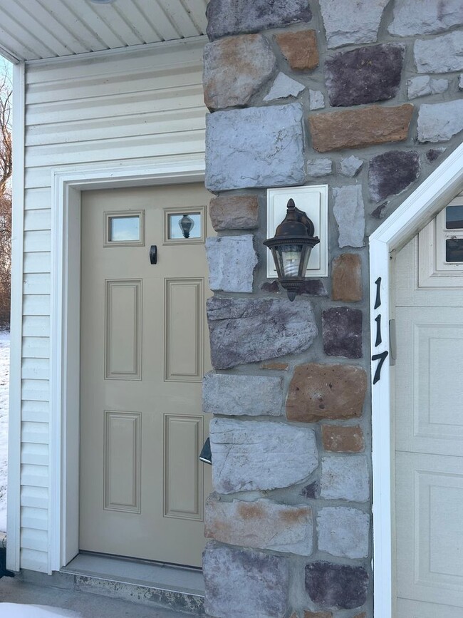 Building Photo - Spacious Townhouse on Mapleton Blvd.