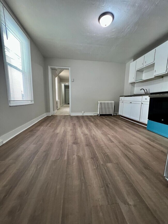 Building Photo - 3-Bedroom + Bonus Room | 1-Bath End-of-Row Townhome in Norristown – Available Now!