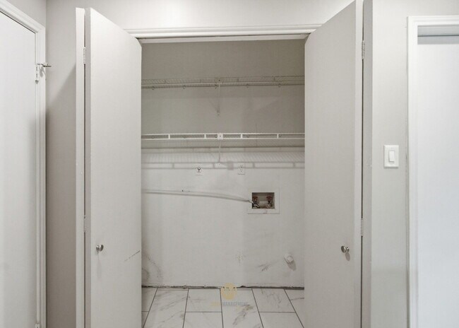 Building Photo - 13811 Stone Hollow