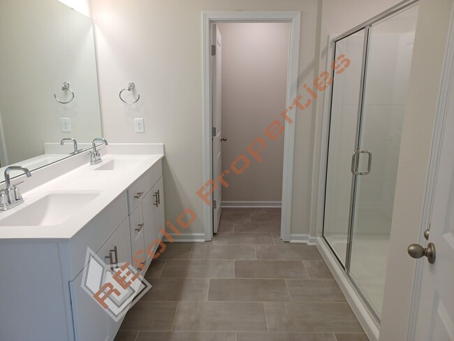 Building Photo - Bright and Airy! 5 Bedrooms 3 Bathrooms Ho...