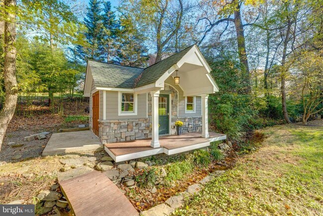 Building Photo - 1057 Vista Dr