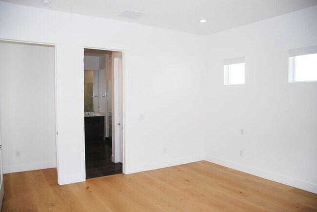 Building Photo - Beautiful Toll Brothers 3BR, 3Bath, 2Car Home in South Reno