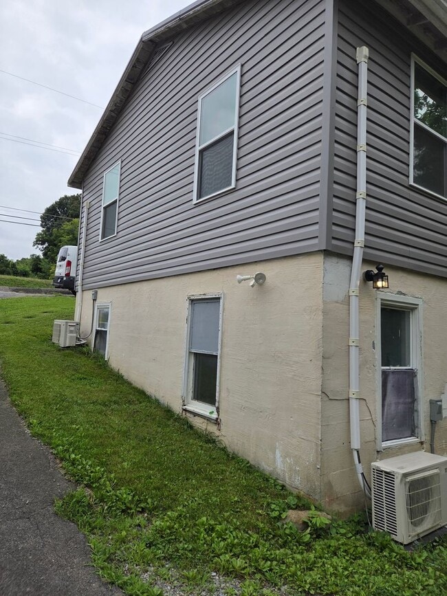 Building Photo - 1744 Granby Rd