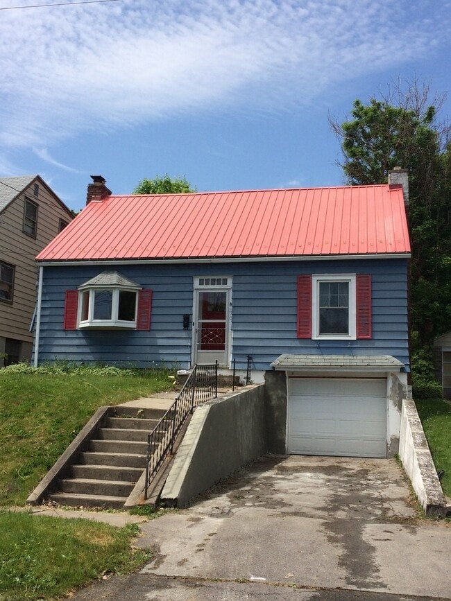 Primary Photo - Spacious 4BR 2 Bath Cape in Great Location...