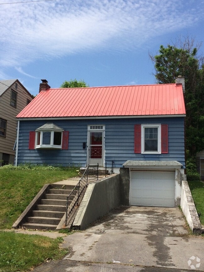 Building Photo - Spacious 4BR 2 Bath Cape in Great Location...