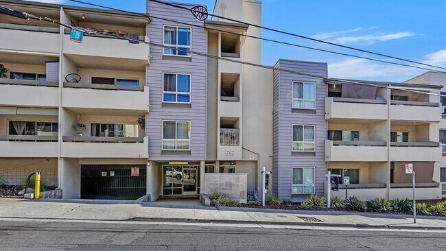 Building Photo - 66 Fairmount Ave