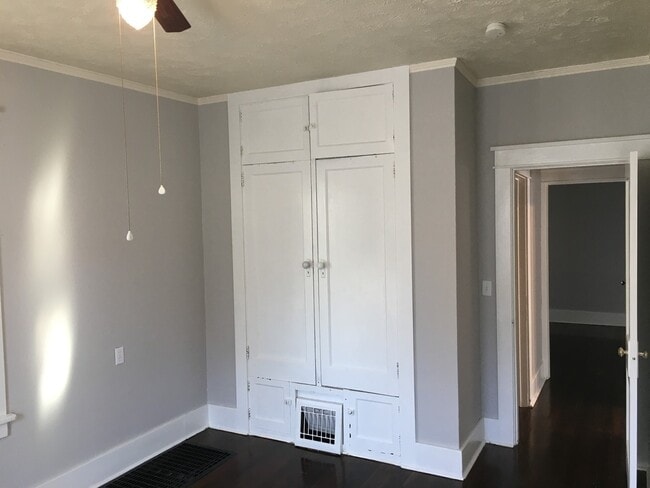 Building Photo - Available now!  517 S. 35th St.  4 Bedroom, 2 Bath Great Midtown location, 1 car garage.