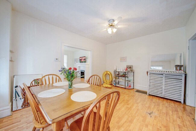 Building Photo - Ultimate 6-Bedroom House with Modern Kitchen, Baths & Private Parking!