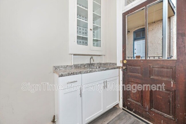 Building Photo - 220 Summit Ave