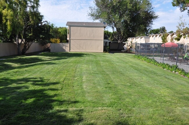 Building Photo - 532 Tyrella Ave