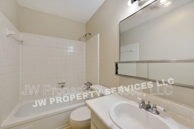 Building Photo - 309 Lilac St